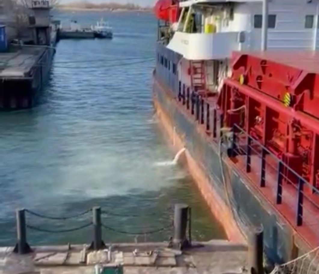Росприроднадзор выявил факт загрязнения акватории р. Дон в районе морского порта Азов